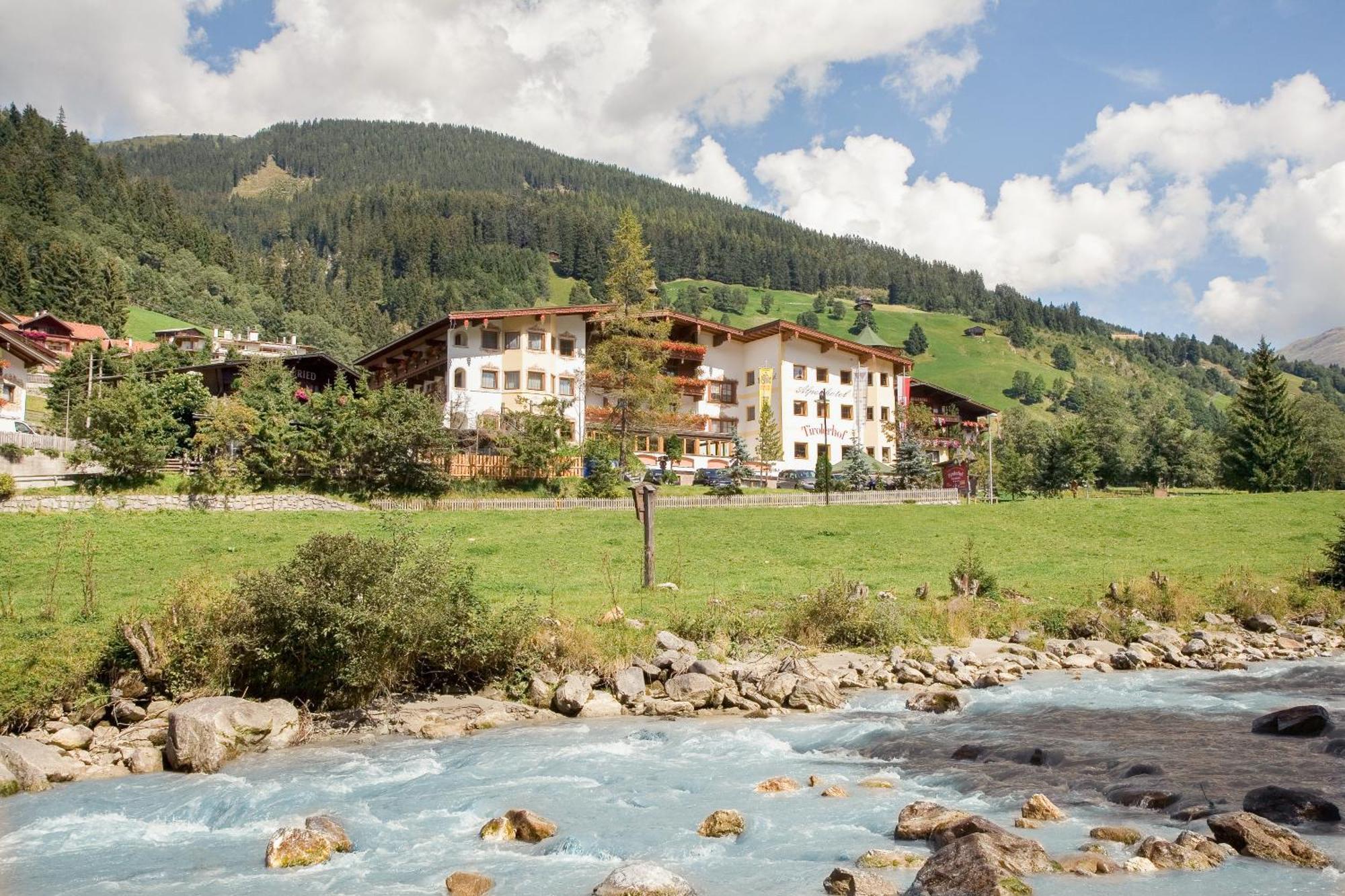 Alpenhotel Tirolerhof ゲルロス エクステリア 写真